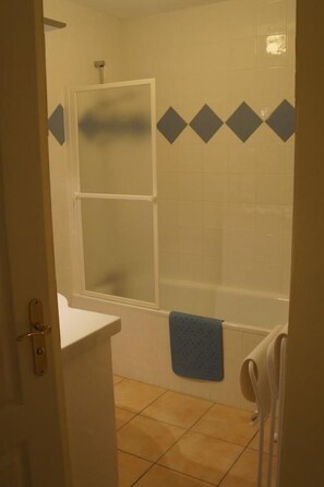 Bathroom - Domäne "Logis de Suzanne" (Logis de Suzanne) by Interhome (Thouarsais Bouildroux)