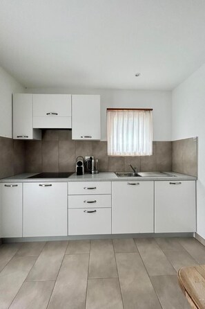 Geladeira, micro-ondas, talheres/pratos/utensílios de cozinha