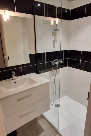 Bathroom - Cottage "Cottage Confort 1 ch" im Feriendorf by Interhome (Mareuil sur Lay Dissais)