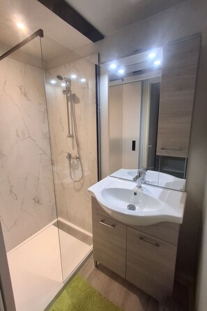 Bathroom - "Cottage Familly 2ch" Au Village Vacances by Interhome (Mareuil sur Lay Dissais)