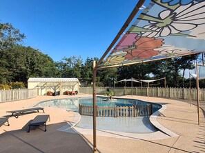 A heated pool - "Cottage Familly 2ch" Au Village Vacances by Interhome (Mareuil sur Lay Dissais)