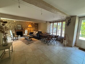TV, DVD player - Manoir du Vaugarny in Saint-Étienne-en-Coglès by Interhome (St Brice en Coglès)