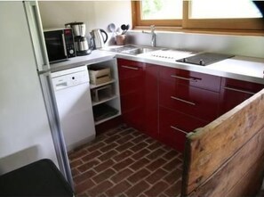 Réfrigérateur, batterie de cuisine, vaisselle et ustensiles