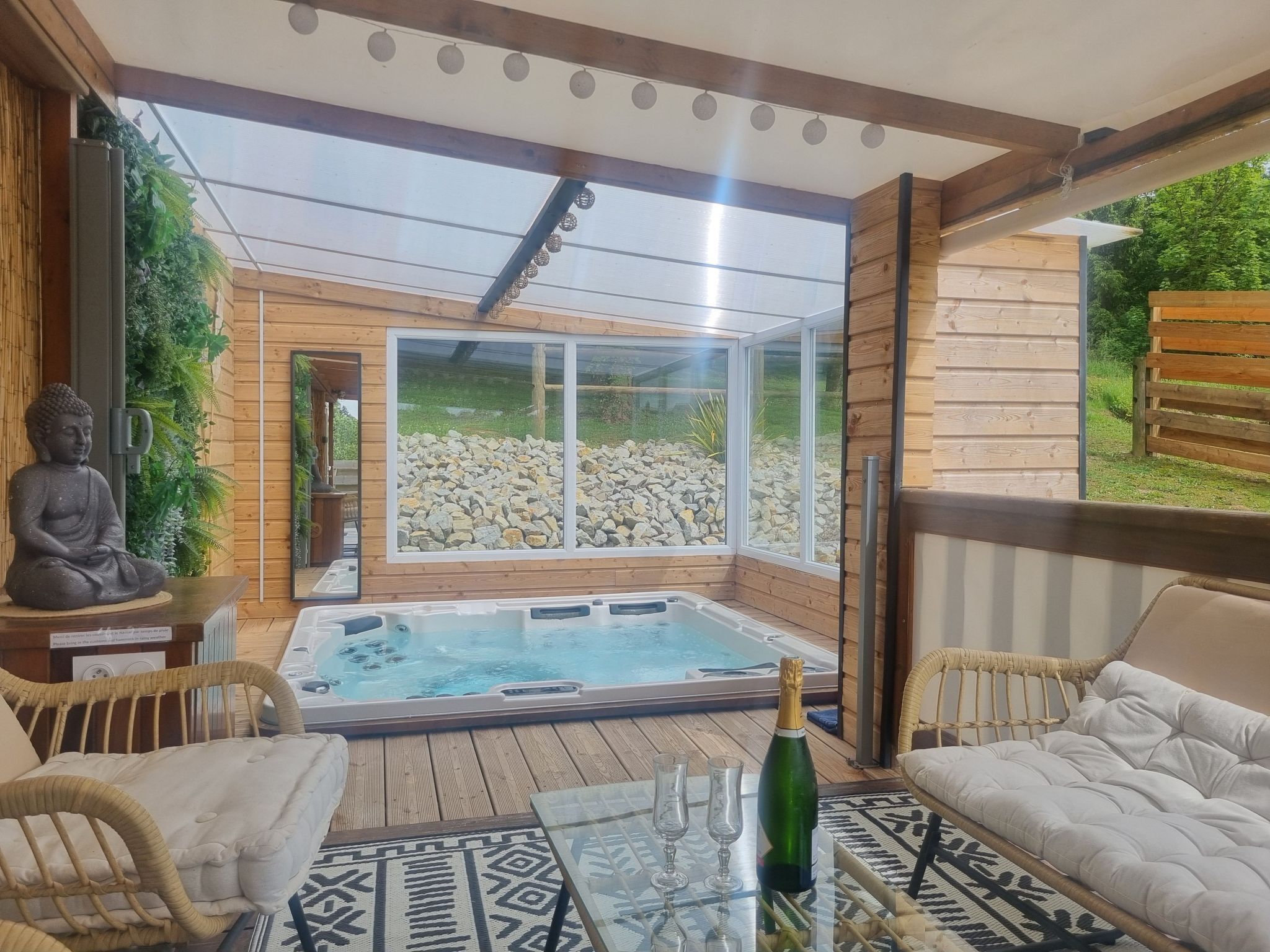 Tina de hidromasaje al aire libre