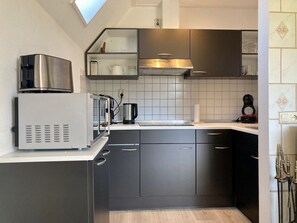 Jääkaappi, mikroaaltouuni, uuni, keittoastiat/astiat/ruokailuvälineet