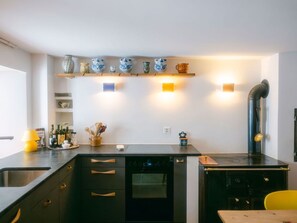 ثلاجة، فرن، غسالة أطباق، مستلزمات طهي/أطباق/أوعية