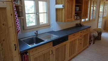 Kühlschrank, Ofen, Geschirrspüler, Kochgeschirr/Geschirr/Besteck