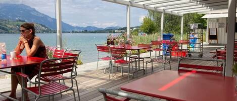 تناول الطعام بالخارج