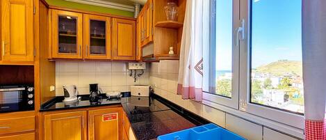 Kjøleskap, mikrobølgeovn, ovn og kjøkkenutstyr