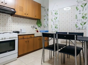 Réfrigérateur, micro-ondes, four