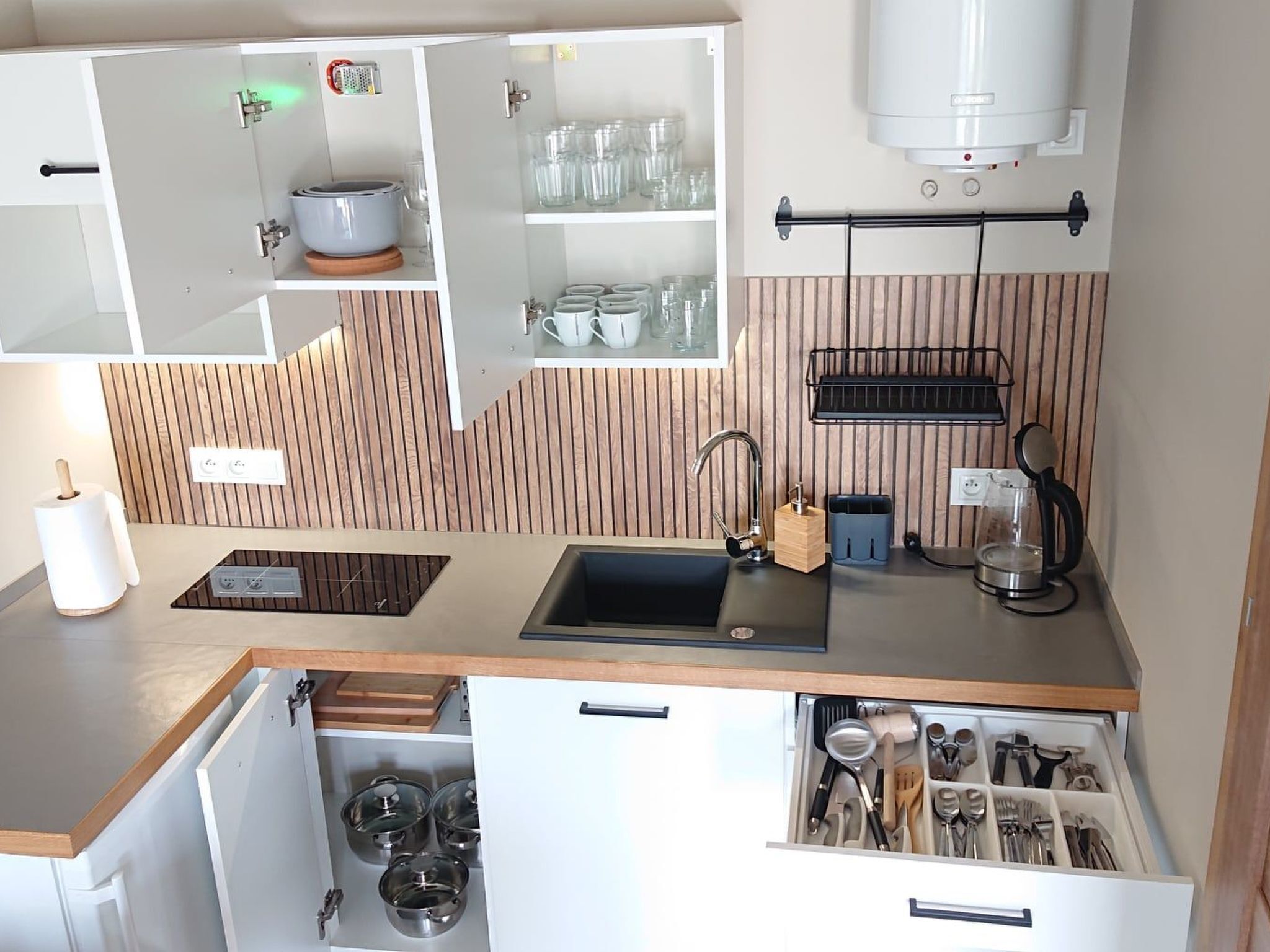 Kjøleskap, mikrobølgeovn og kjøkkenutstyr