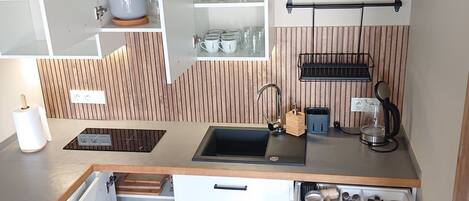 Réfrigérateur, micro-ondes, batterie de cuisine, vaisselle et ustensiles