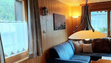 Televisión y chimenea