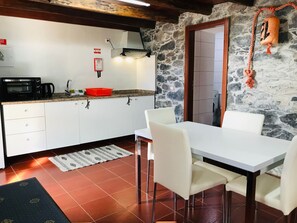 Dining - Casa Lugar da Ribeira mit Dachterrasse by Interhome (Campanário)