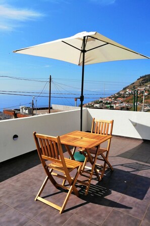 Outdoor dining - Casa Lugar da Ribeira mit Dachterrasse by Interhome (Campanário)
