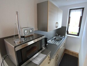 Kühlschrank, Mikrowelle, Kochgeschirr/Geschirr/Besteck