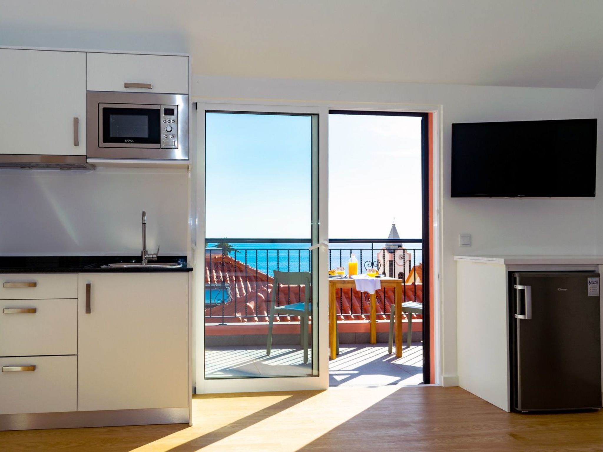 Kühlschrank, Mikrowelle, Kochgeschirr/Geschirr/Besteck