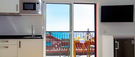 Réfrigérateur, micro-ondes, batterie de cuisine, vaisselle et ustensiles