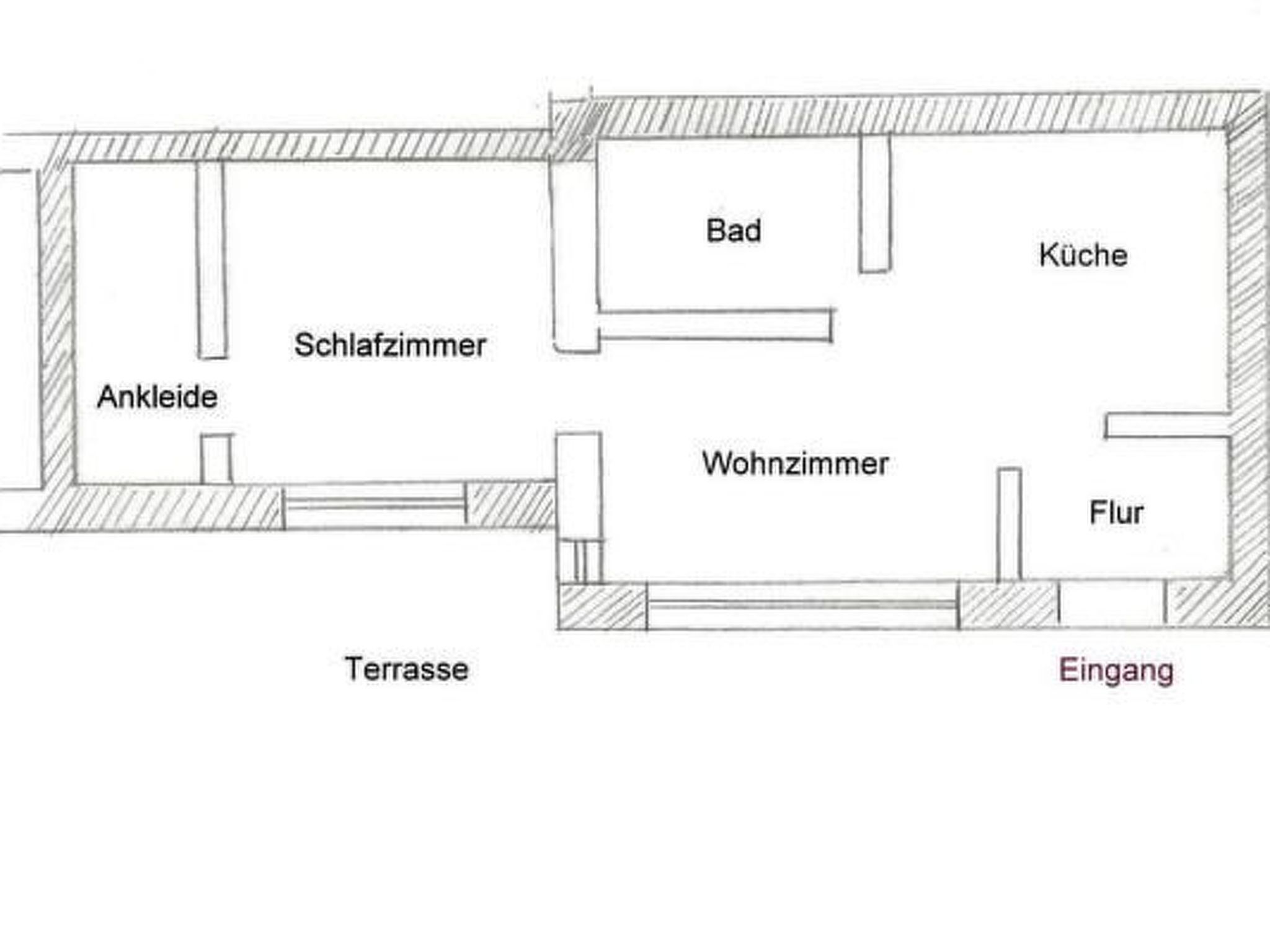 Un plan d’étage d’un bâtiment indiquant les différentes pièces, notamment une salle de bain, une cuisine, un salon et un hall d’entrée.