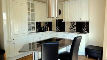 Kühlschrank, Mikrowelle, Ofen, Geschirrspüler