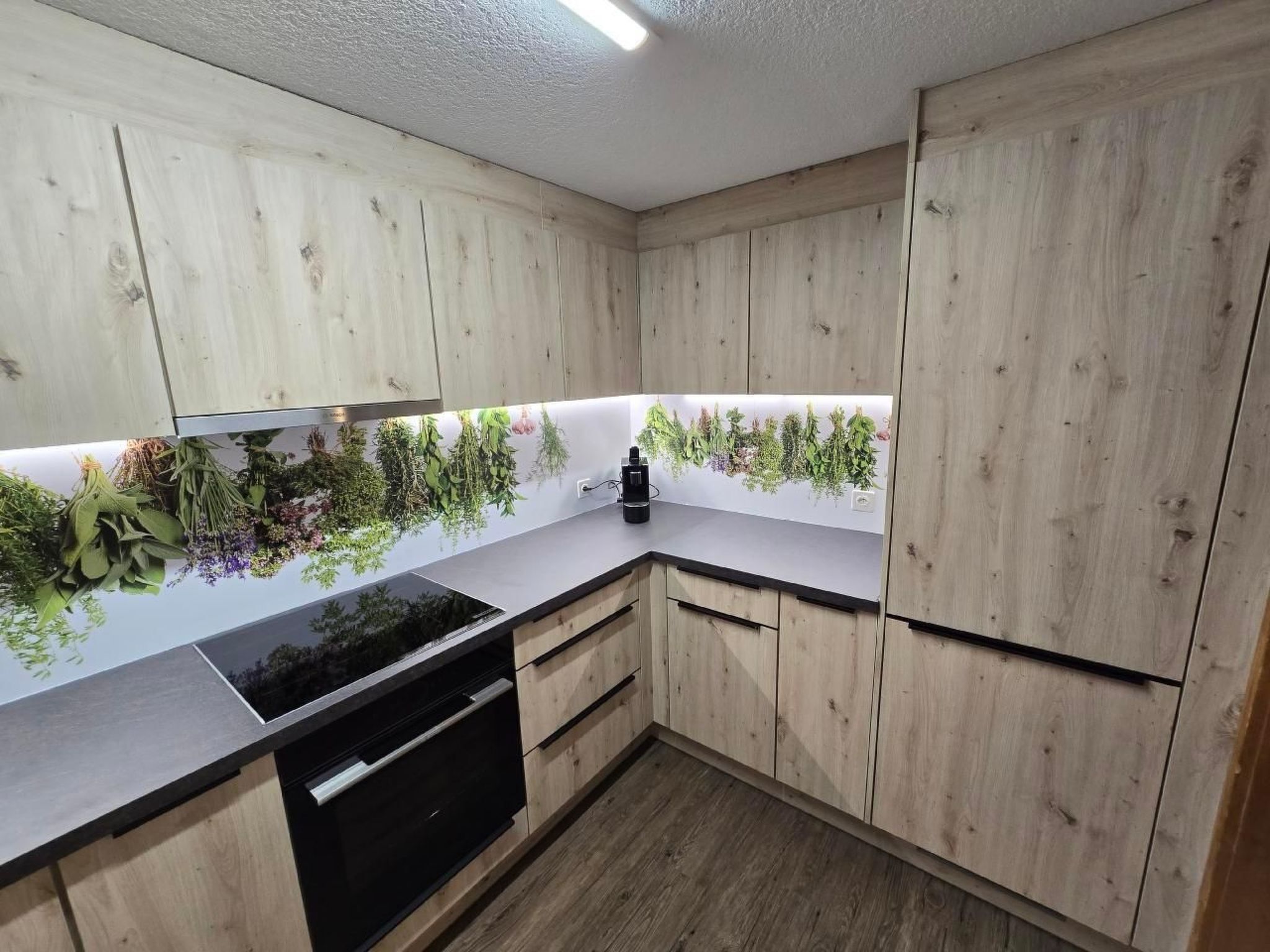 Fridge, oven, dishwasher, cookware/dishes/utensils