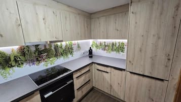 Refrigerador, horno, lavavajillas y utensilios de cocina