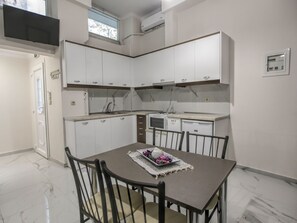 Dining - Del Sol Meteora Luxurious Family Suites3 by Interhome (Kalabaka)