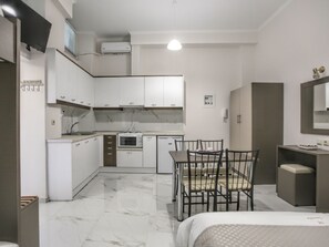 Fridge, oven, cookware/dishes/utensils - Del Sol Meteora Luxurious Family Suites3 by Interhome (Kalabaka)