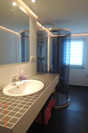 Bathroom - in Ueckermünde mit Garten by Interhome (Ueckermünde)