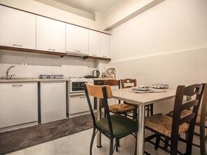 Jääkaappi, keittoastiat/astiat/ruokailuvälineet