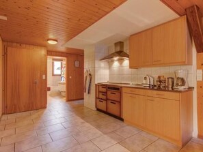 Kühlschrank, Ofen, Geschirrspüler, Kochgeschirr/Geschirr/Besteck