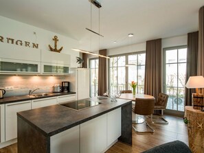 Kühlschrank, Ofen, Geschirrspüler, Kochgeschirr/Geschirr/Besteck