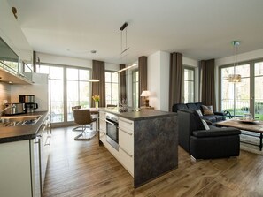 Kühlschrank, Ofen, Geschirrspüler, Kochgeschirr/Geschirr/Besteck