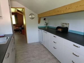 Kjøleskap, ovn, oppvaskmaskin og kjøkkenutstyr