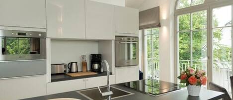 Kjøleskap, mikrobølgeovn, ovn og oppvaskmaskin