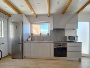 Refrigerador, microondas, horno y utensilios de cocina 