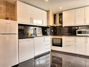 Refrigerador, microondas, horno y lavavajillas 