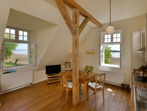 Dining - Wohnung im zweiten Obergeschoss des Gutshauses by Interhome (Gingst)