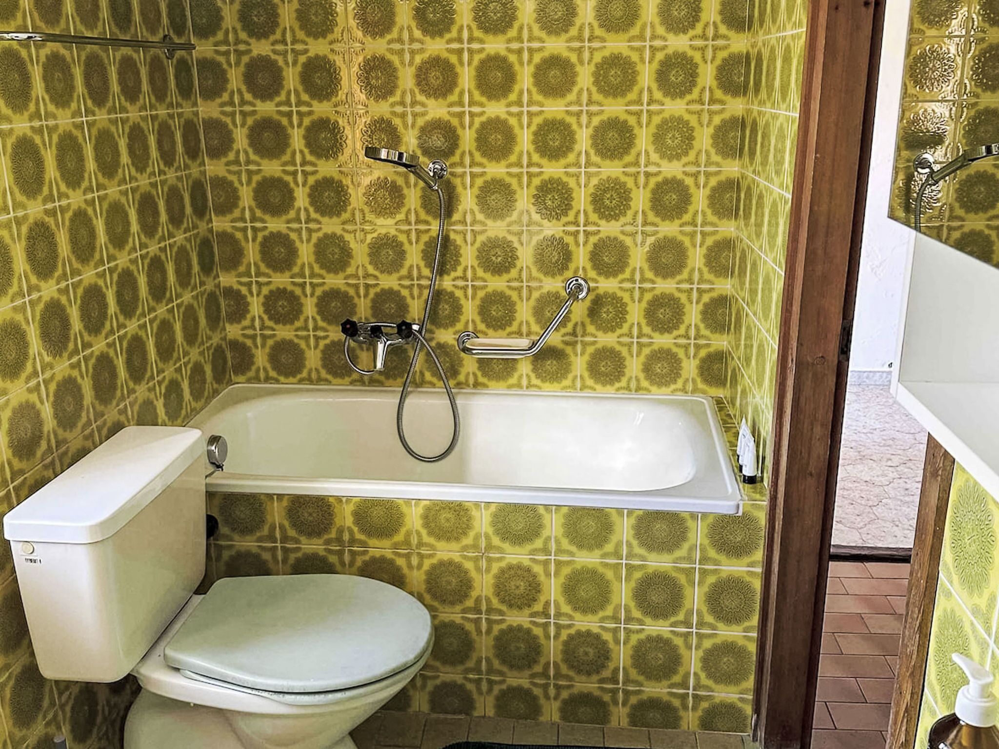 Ein Badezimmer mit Toilette, Badewanne und Dusche.