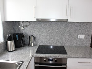 Kühlschrank, Mikrowelle, Ofen, Geschirrspüler