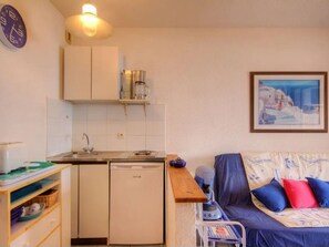 Fridge, microwave, cookware/dishes/utensils - Blaue Flucht Korsika by Interhome (San Giovanni di Moriani)