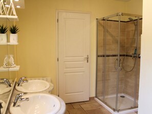 Bathroom - für 6 Pers. mit eigenem Teich by Interhome (Montceau les Mines)