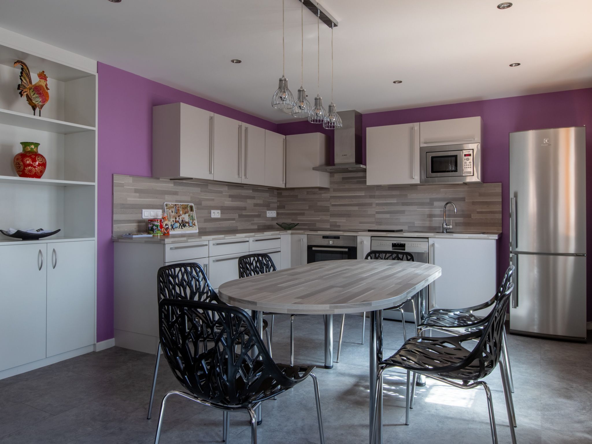 Een koelkast, een microgolfoven, een oven, een vaatwasser