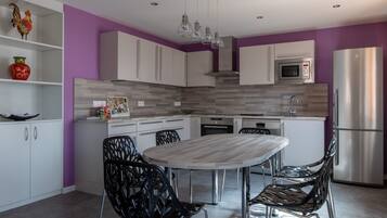 Een koelkast, een microgolfoven, een oven, een vaatwasser