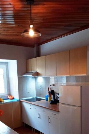 Fridge, microwave, oven, cookware/dishes/utensils - Dornes, das mythische Land der Tempelritter by Interhome (Dornes)