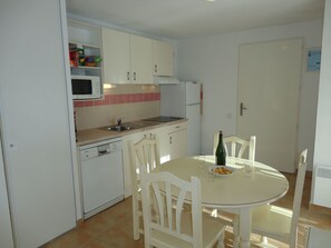 Kühlschrank, Mikrowelle, Geschirrspüler, Kochgeschirr/Geschirr/Besteck