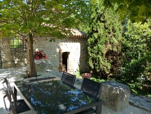 Outdoor dining - Domaine "Rêve d'Evan" mit Infinity-Pool by Interhome (Carnas)