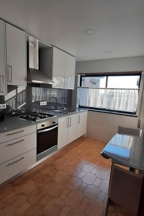 Fridge, microwave, oven, dishwasher - Beachhouse by Interhome (Buarcos)