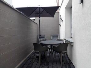 Outdoor dining - Privathof Barbecue Stadtzentrum Voltaire by Interhome (St Quentin)