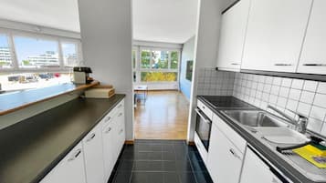 Kühlschrank, Mikrowelle, Ofen, Geschirrspüler